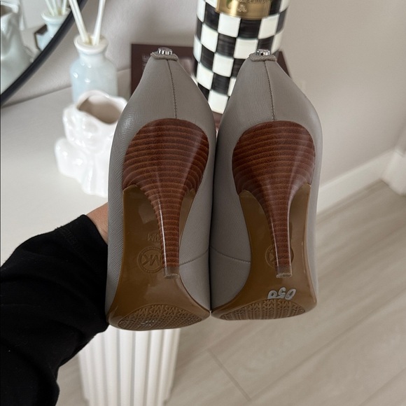 MICHAEL Michael Kors Elegant Gray Heels - Picture 4 of 6